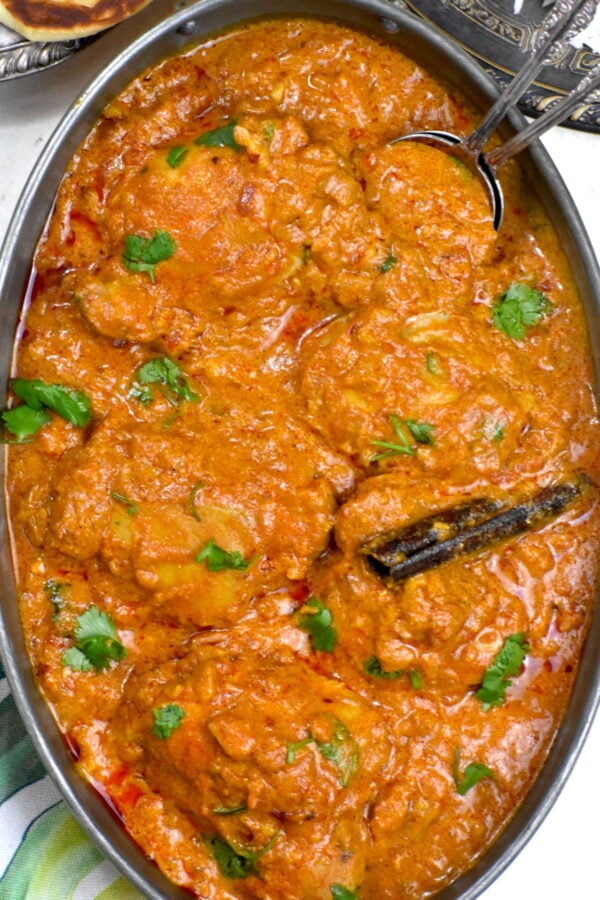 https://gypsyplate.com/wp-content/uploads/2022/03/sri-lankan-chicken-curry_04-600x900.jpg