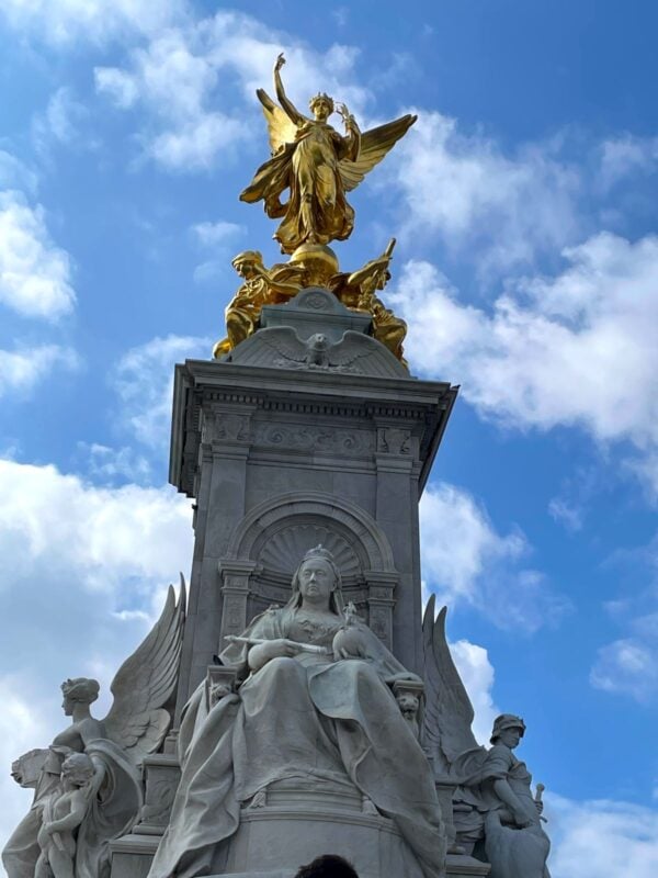 Things to Do in London - statue at buckingham palace