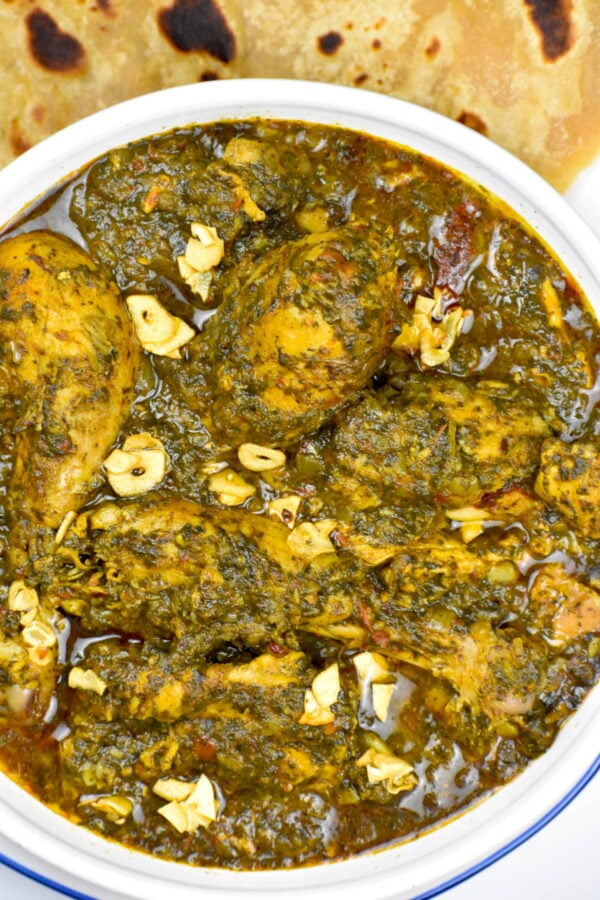 Palak chicken served with roti.