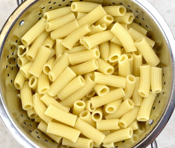 Cooked rigatoni in a colander.