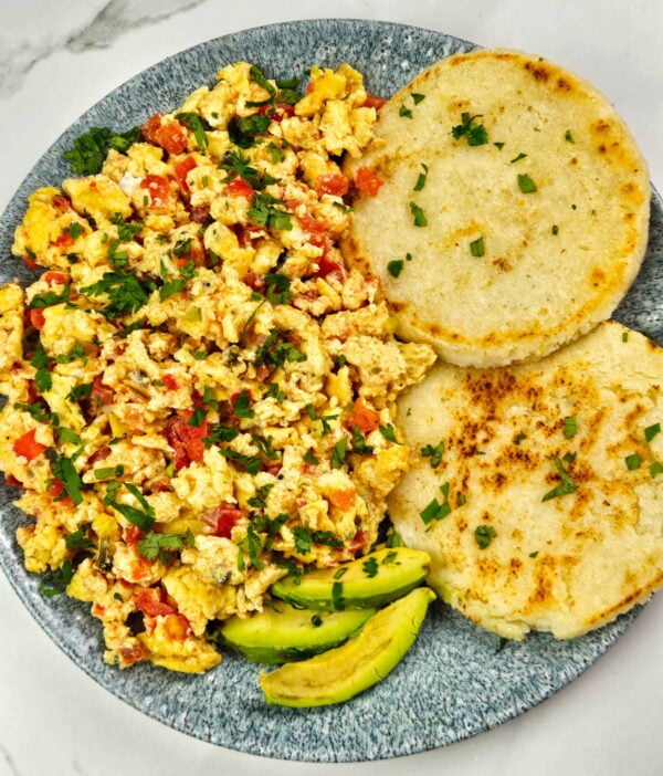 platter of huevos pericos