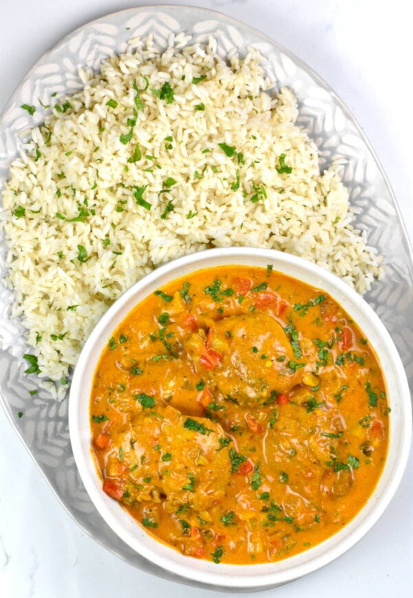 Bowl of chicken moqueca served with rice.