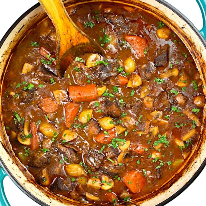 Featured image for beef bourguignon recipe.